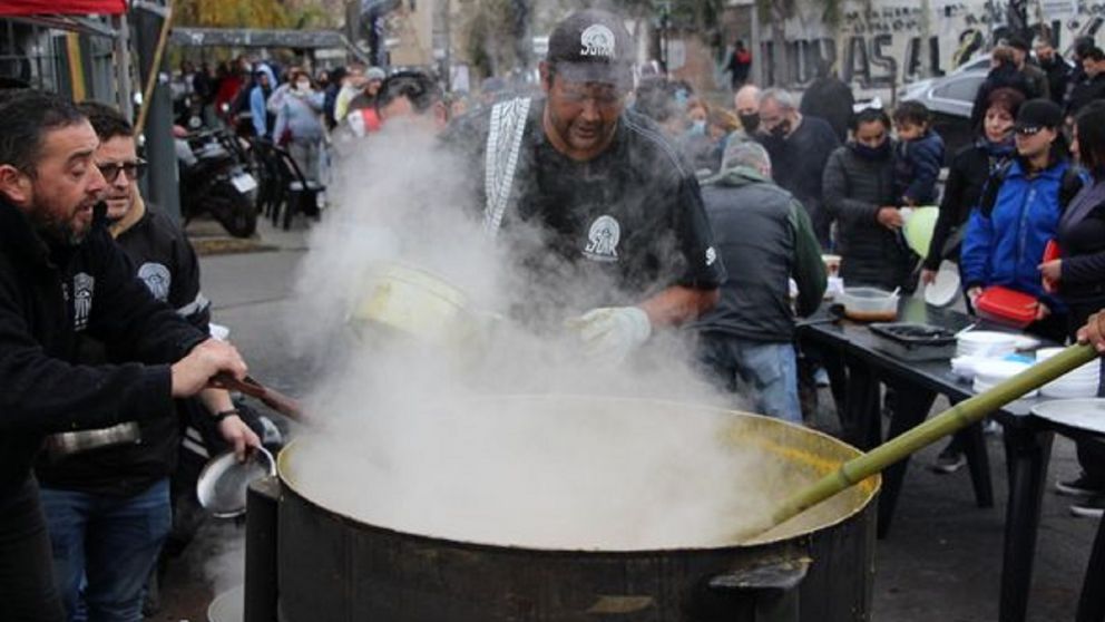 En la vigilia a la audiencia en Trabajo el Sutna compartió un locro del 9 de Julio con vecinos de las empresas