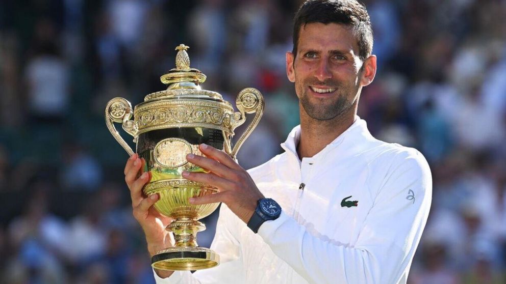 Djokovic sonríe ante las cámaras, tras conquistar Wimbledon