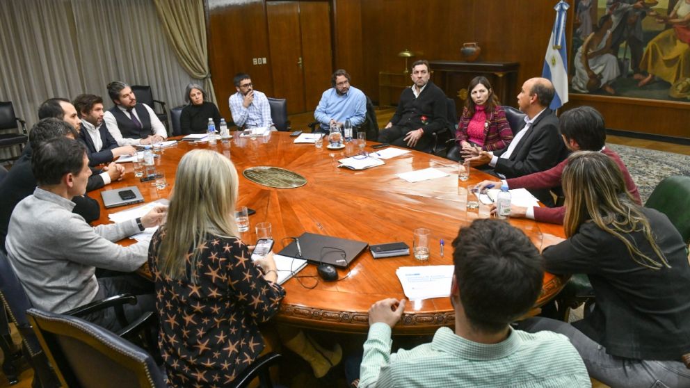 Batakis encabezó su primera reunión de gabinete, tras oficializar al equipo de colaboradores que la acompañará al frente del Palacio de Hacienda.