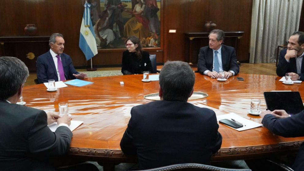 Scioli, Batakis y Pesce durante el encuentro con Adefa