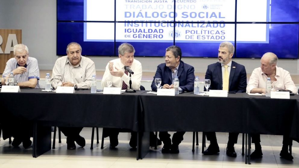 La CGT, las CTA, empresarios del G6 y funcionarios se reúnen en la Uocra