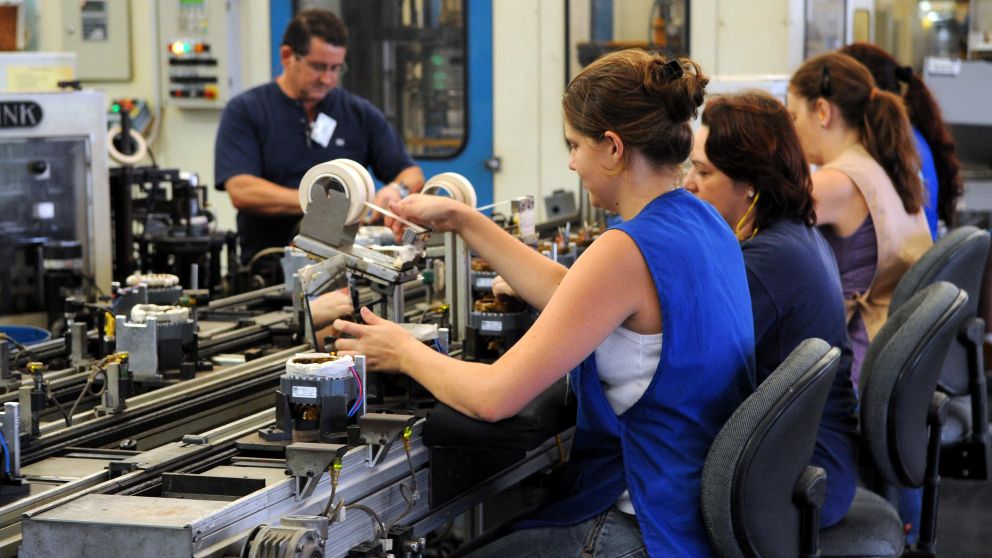 La industria sigue en baja y Economía proyecta más caída