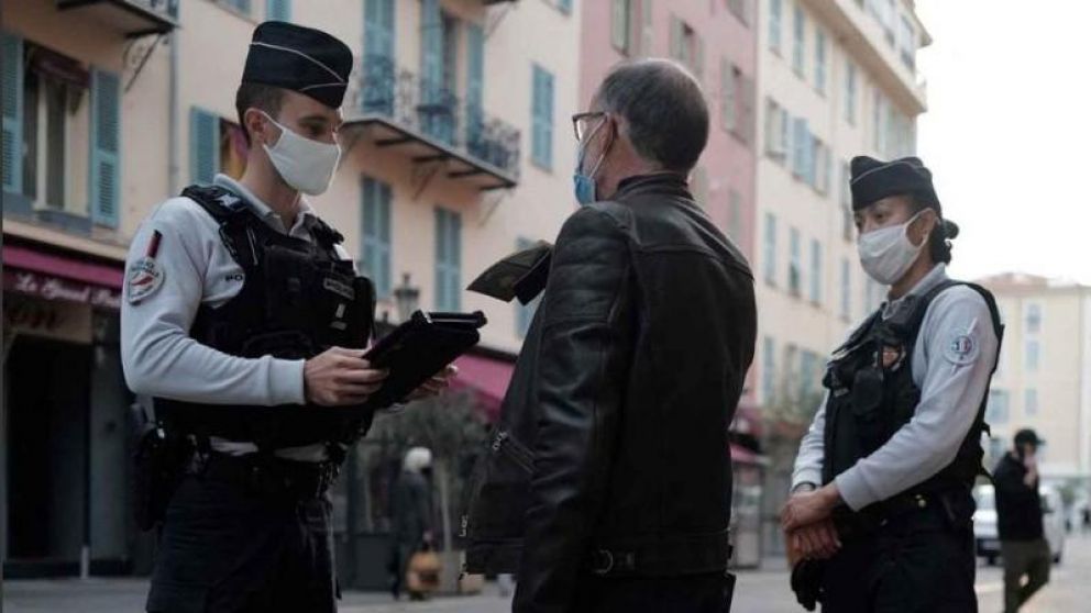 El gobierno francés podría reimplantar la obligatoriedad del uso de barbijos ante la nueva ola de contagios