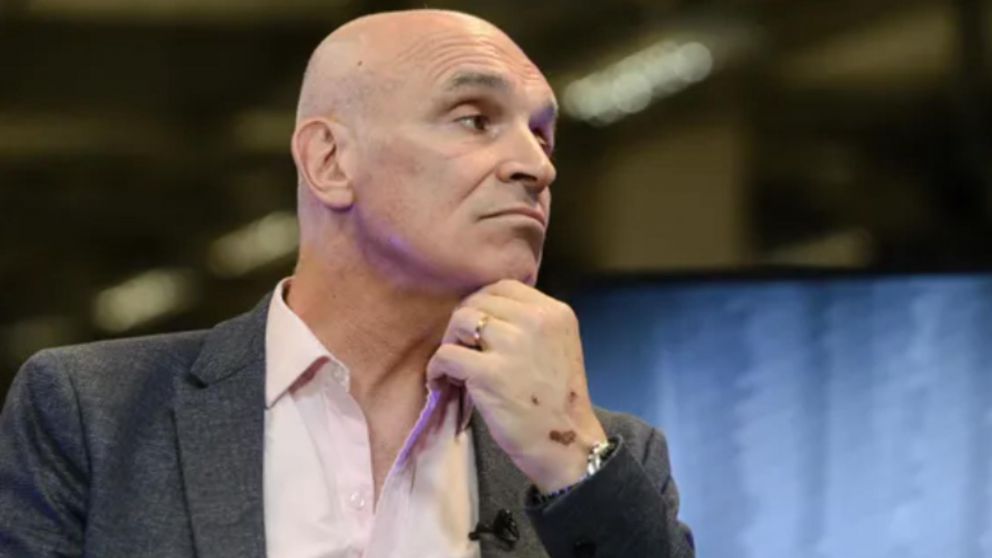 "Nos han convertido en esclavos impositivos", afirmó.