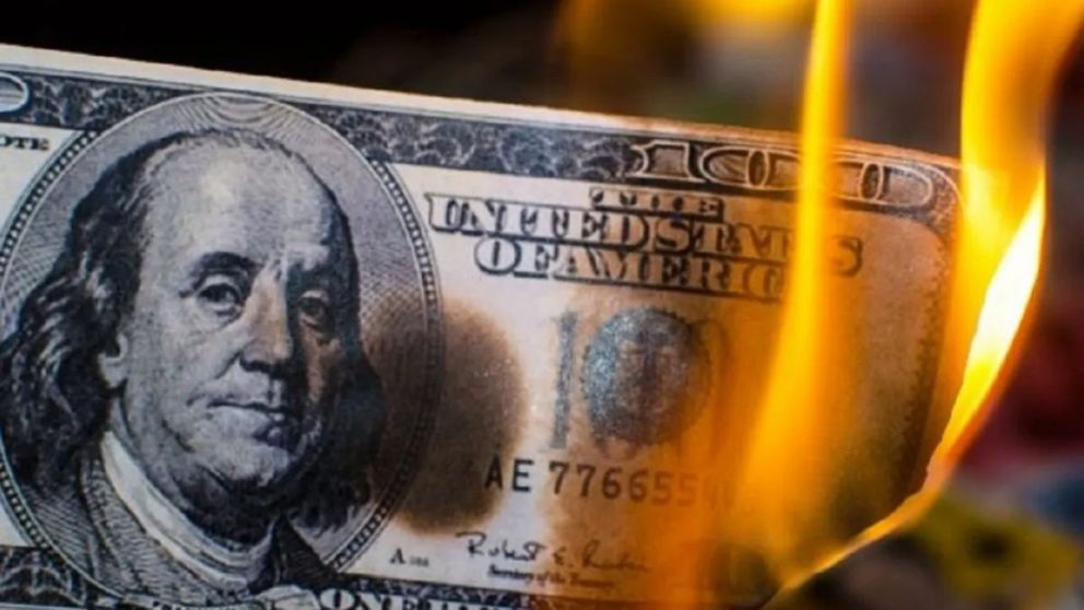 El dólar blue hoy tocó los $280 en un día de furia en los mercados