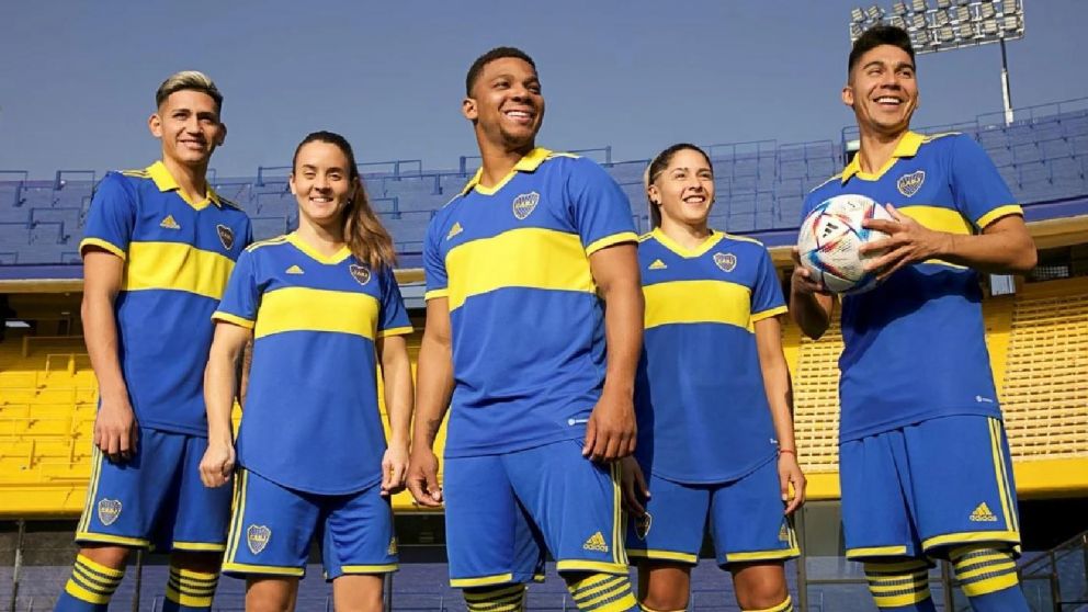 Vázquez, Urbani, Fabra, Morán y Pol Fernández con la nueva camiseta de Boca