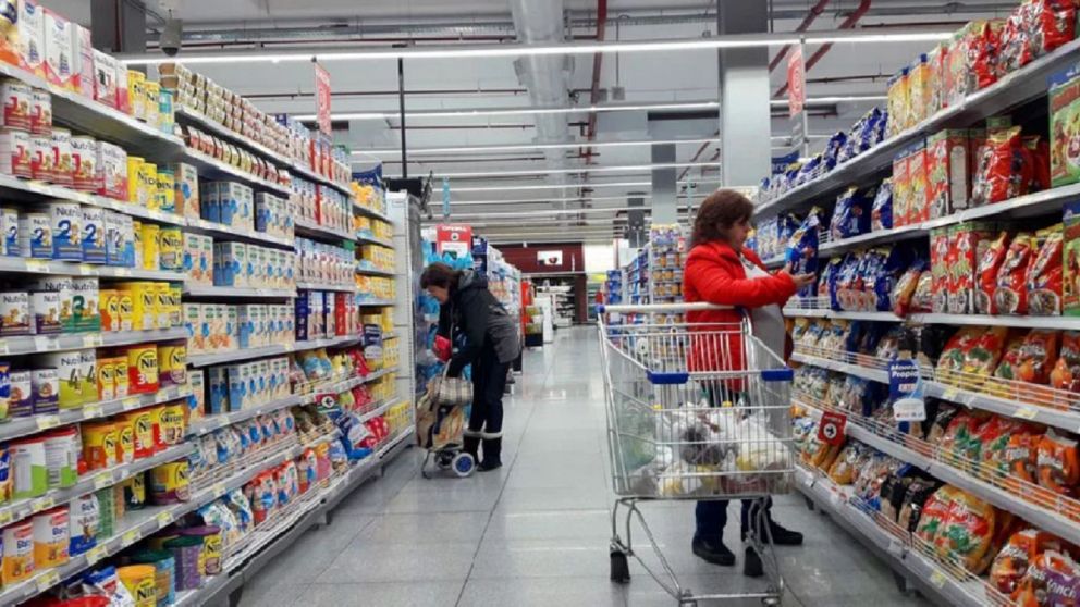 Suben precios en alimentos y hay pelea entre empresarios