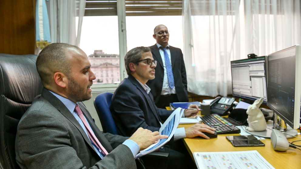 Martín Guzmán, Rodrigo Tosi y Rafael Brigo siguieron de cerca la licitación. En ese momento del día, el dólar blue y los financieros sufrían fuertes presiones