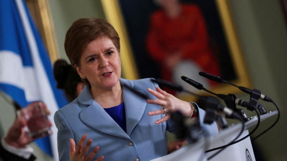 "Ahora es el momento de debatir y decidir el futuro de nuestro país", dijo Sturgeon