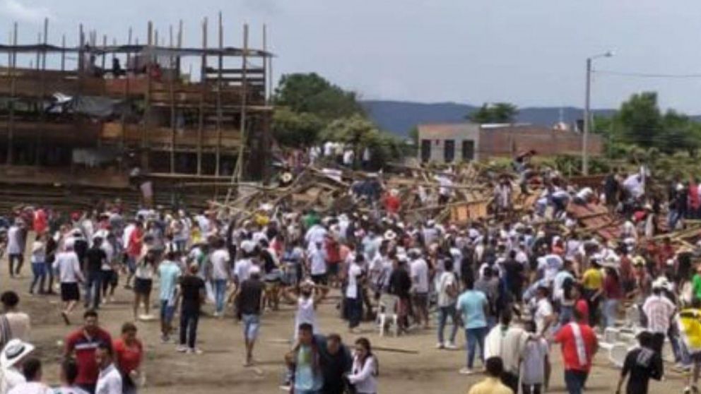 La tribuna de tres pisos estaba llena de gente cuando colapsó
