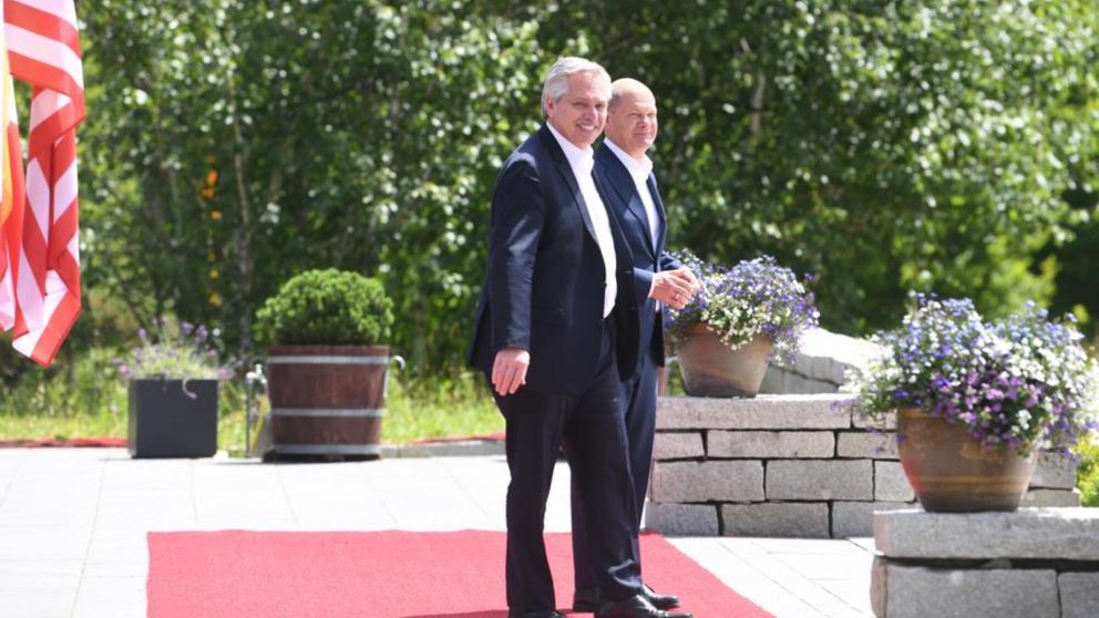Alberto Fernández y Olaf Scholz en la recibida al G7 en el castillo Elmau.