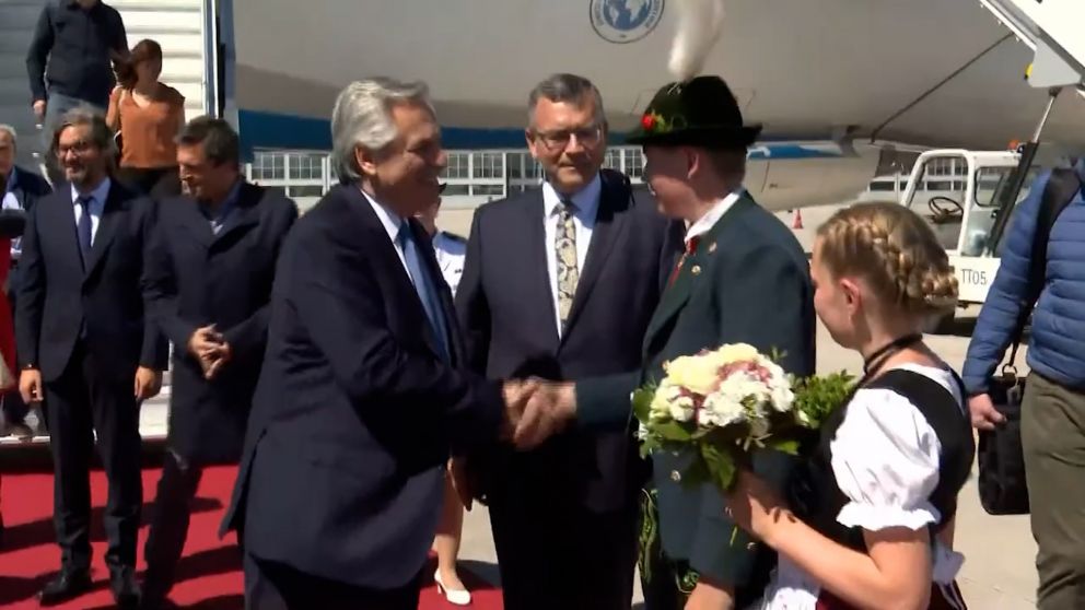 Cada vez más aislado políticamente en el frente interno, Alberto arribó a Alemania para asistir a la cumbre del G7