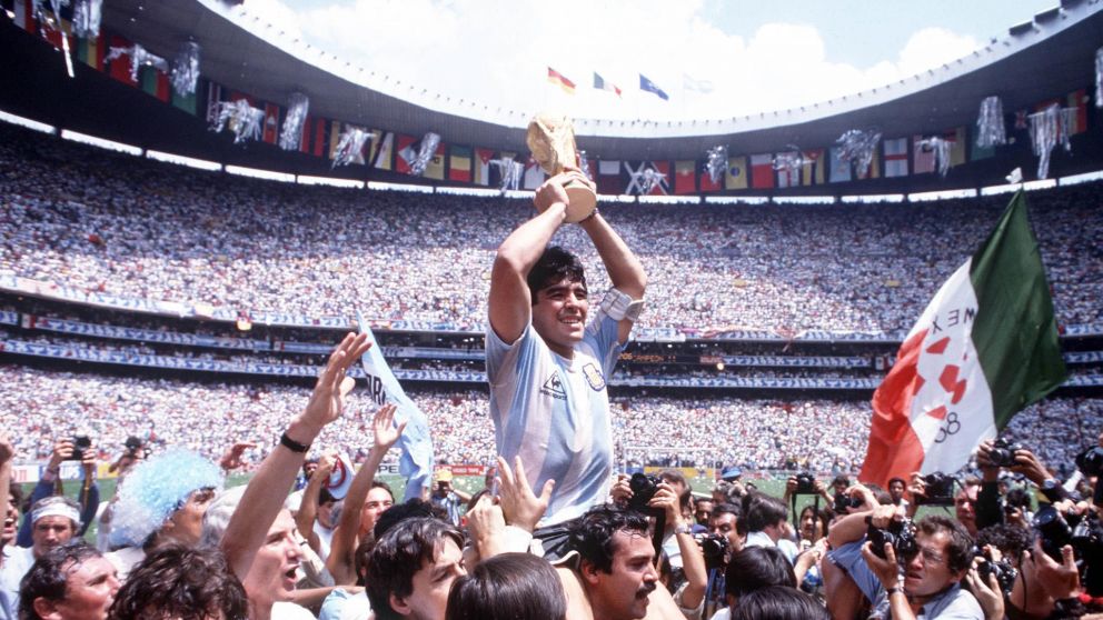 Diego levanta la Copa del Mundo en el estadio Azteca, tras vencer a Alemania por 3 a 2