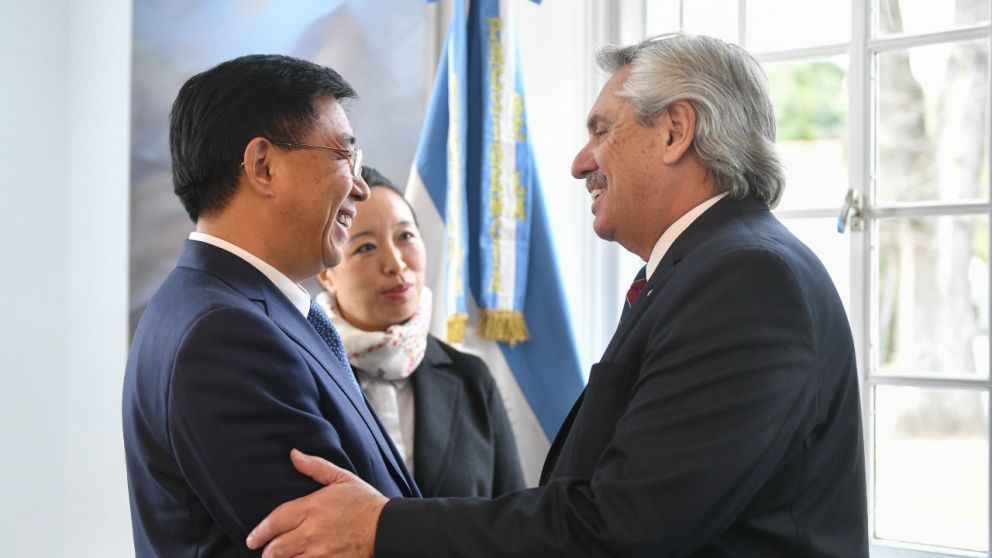 El CEO de la empresa china Gotion High Tech, Li Zhen, con el presidente