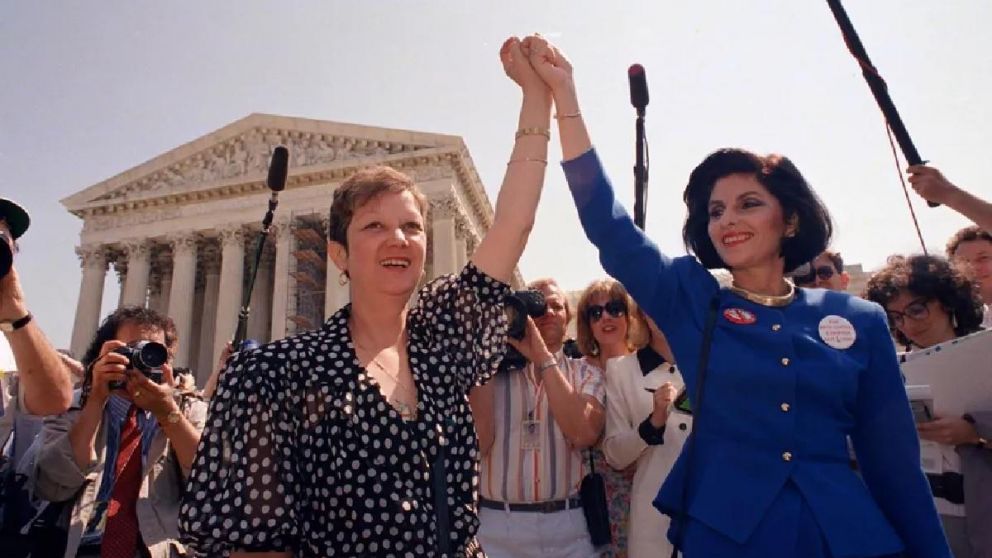 Jane Roe y su abogada Gloria Allred, a la derecha, festejan al abandonar el Tribunal