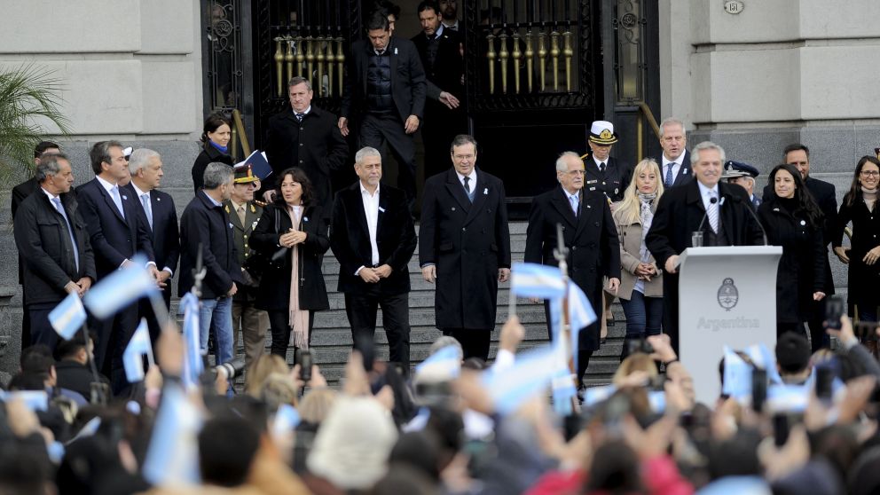 "Argentina es un país que quiere ponerse de pie y lo haremos una vez más con ustedes para que tengan la patria que se merecen"