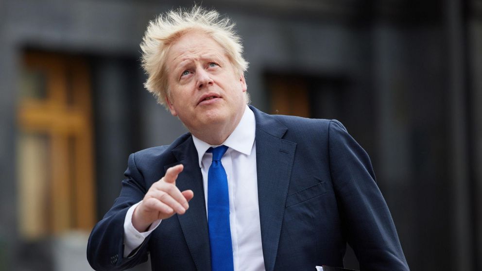 A Johnson los problemas parecen caerle del cielo