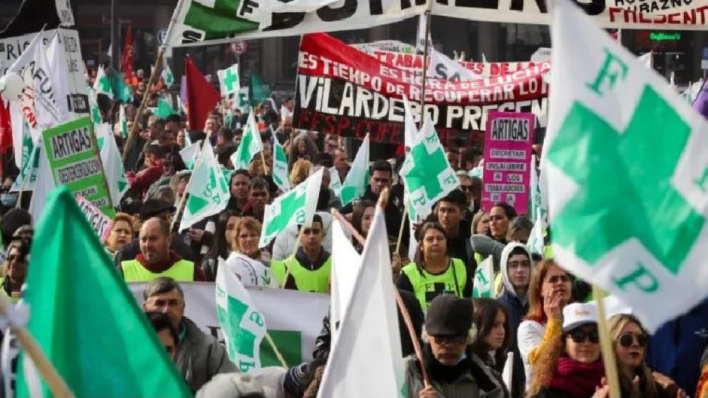 La marcha hasta el Ministerio de Economía fue convocada por la Confederación de Organizaciones de Funcionarios del Estado (COFE)