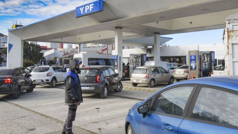 YPF anunció que mantendrá estables los precios de la nafta y el gasoil durante 45 días para amortiguar el impacto de la suba del Brent por la guerra en Medio Oriente.