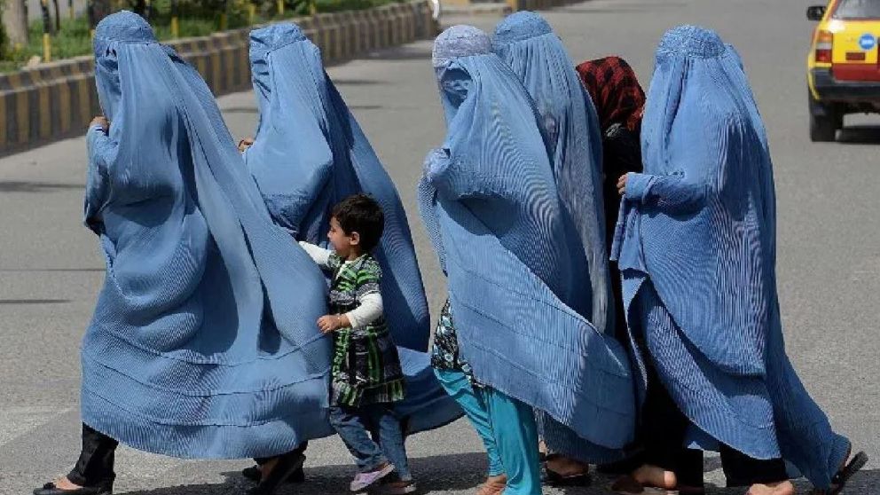 El grupo talibán emitió una orden para que las mujeres cubran completamente su cuerpo y su rostro en público. Foto: AFP