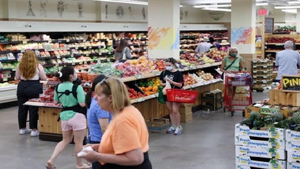 Los precios anuales al consumidor aumentaron en mayo a su máximo nivel en casi 41 años