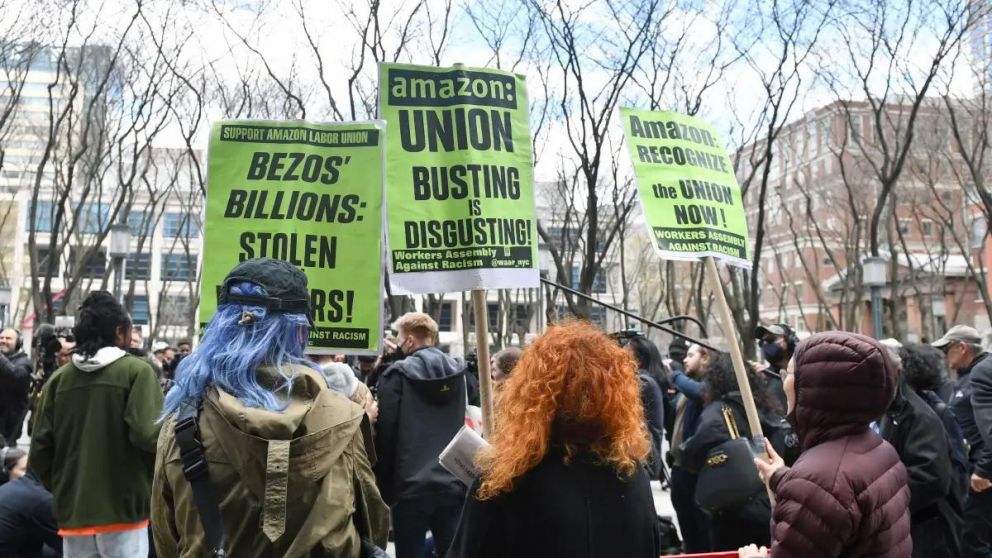 Amazon lleva años luchando contra la posibilidad de que sus trabajadores se organicen