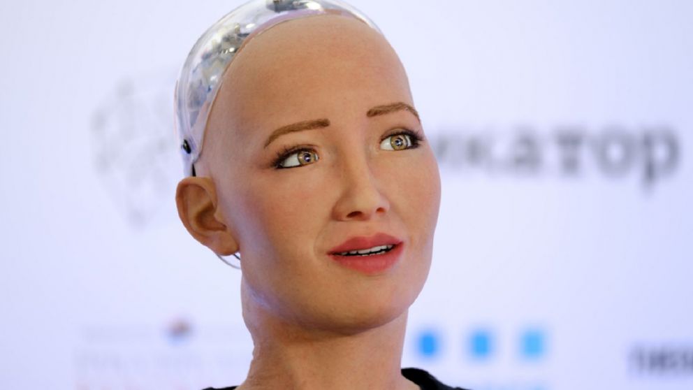 Los científicos trabajan en agregarle neuronas sensoriales, folículos pilosos, uñas y glándulas sudoríparas. En la foto, la robot Sophia