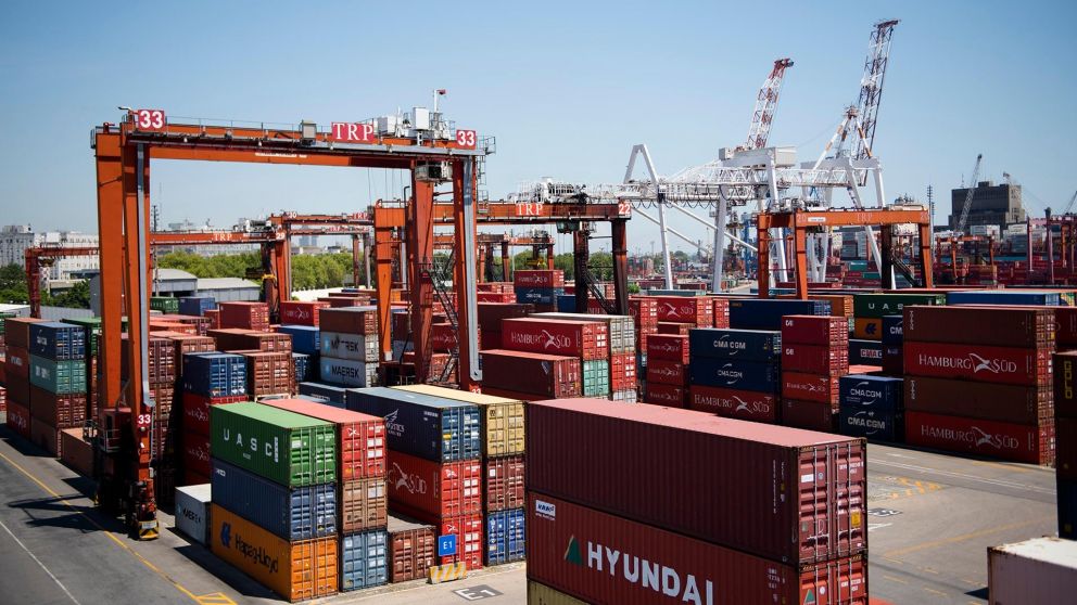El superávit comercial se mantuvo en febrero, pero cayó 44% contra enero