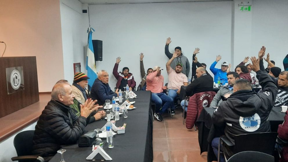Asamblea y aprobación del convenio para portuarios. (Foto Gentileza Prensa Fempinra)