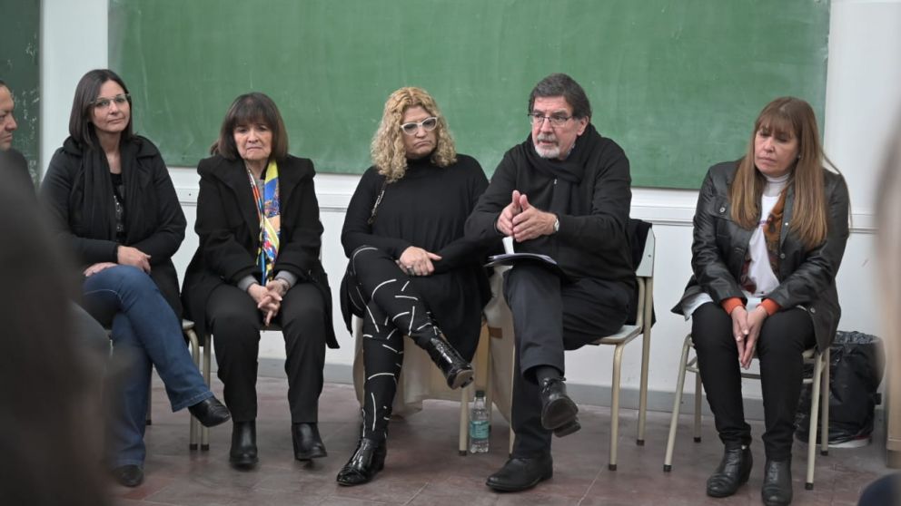 Sileoni realizó el anuncio en una escuela del partido de San Vicente