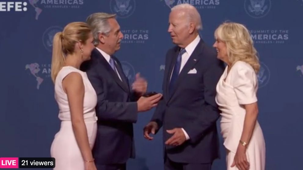 El presidente Alberto Fernández y Fabiola Yánez recibidos por Joe Biden y su esposa