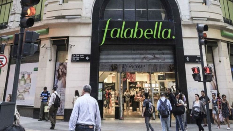 Falabella remata equipos y muebles de sus locales en Argentina