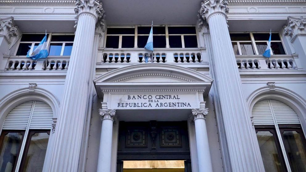 El BCRA prorrogó el súper cepo pero aceptó una nueva flexibilización