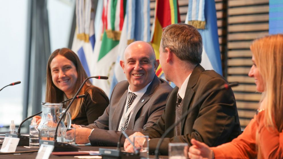 Importante debate sobre la Hidrovía y el Estado en un Congreso organizado por AGP y la OEA