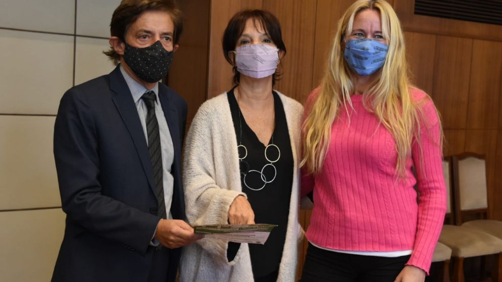 Los contadores Alejandro González Escudero y Verónica San Martín con la titular de la AFIP, Mercedes Marcó del Pont