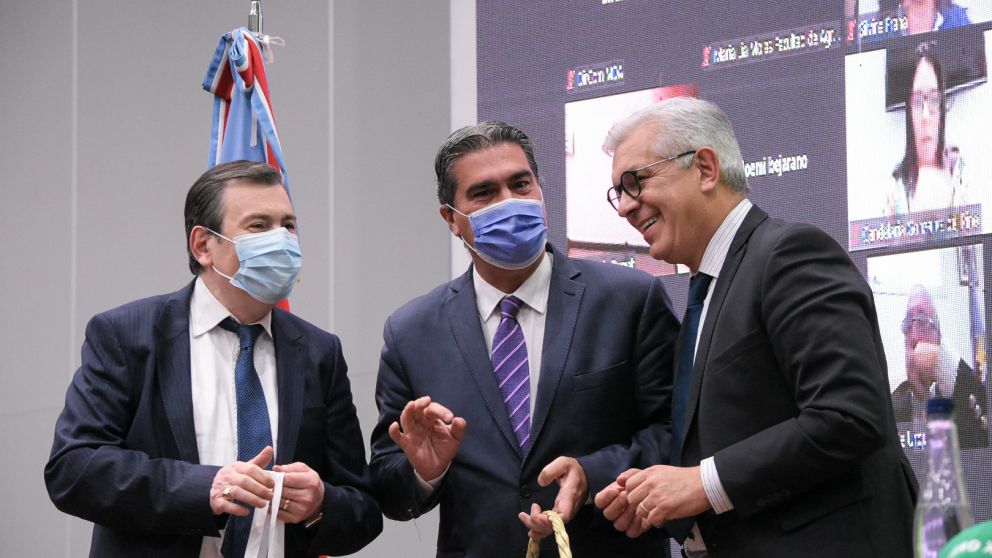 El ministro Domínguez, junto a los gobernadores Gerardo Zamora y Jorge Capitanich