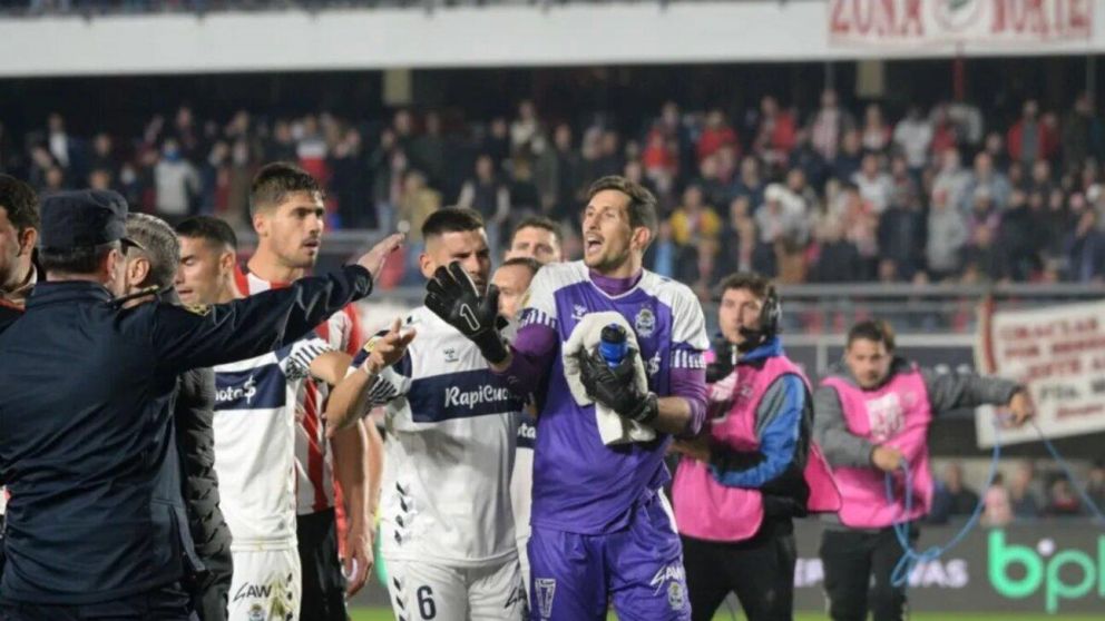 El tumulto del final y las agresiones a Rey opacaron un nuevo cl�sico en el f�tbol argentino