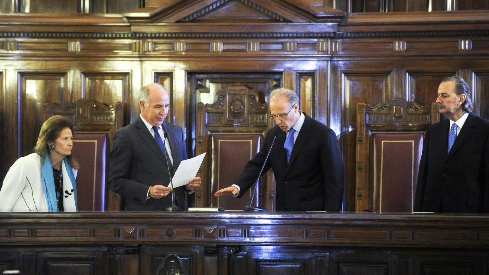 El juez prestando juramento en su ingreso a la Corte