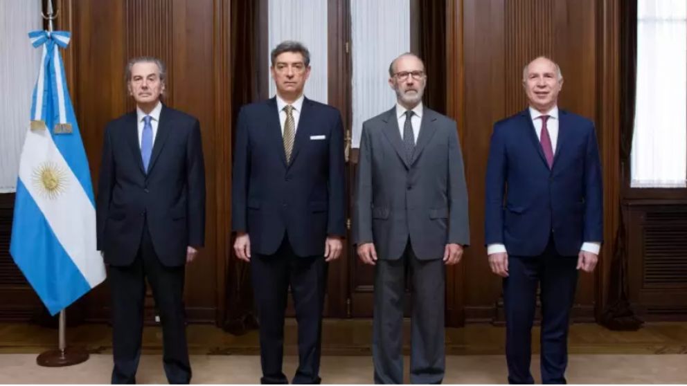 La Corte actualmente tiene cuatro miembros ya que hay un lugar vacante