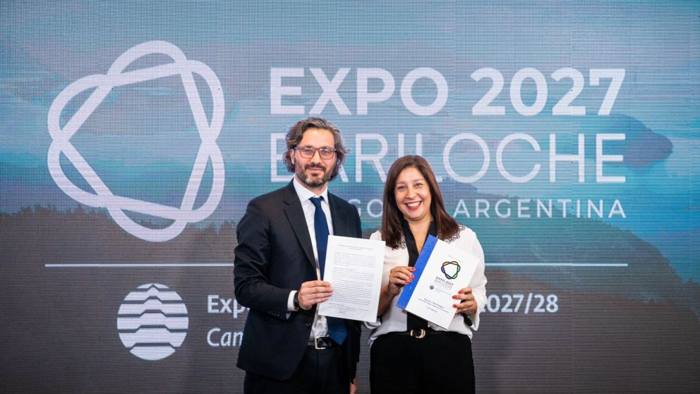 El canciller Cafiero y la gobernadora Arabela Carreras en la presentación de la candidatura de Bariloche