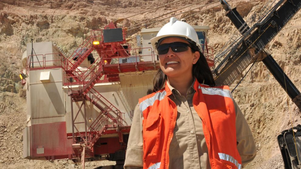 Las políticas para reducir las brechas de género deberían ir más allá de incentivar a más mujeres en los campos de tecnología e ingeniería