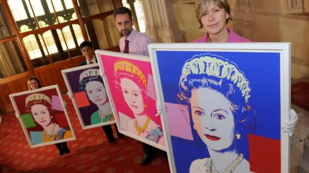 Subastan dos serigrafías de la Reina Isabel II por Andy Warhol