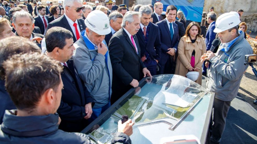 Alberto y su par de Paraguay, Abdo Benítez, recorrieron obras en Yacyretá que aumentarán producción energética