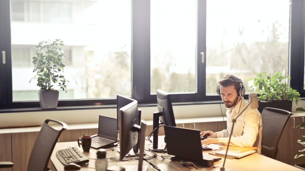 Un 82% de los empleados afirma que la posibilidad de trabajar desde cualquier lugar los hizo más felices