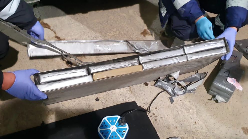 Un perro de la Aduana encontró 32,5 kilogramos de cocaína ocultos en el radiador de un auto