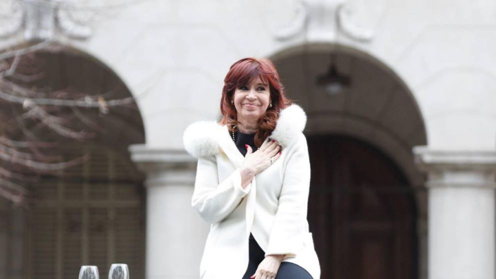 Cristina Kirchner envi� un mensaje por el 25 de Mayo, "a�n en momentos tan dif�ciles para nuestro pueblo"