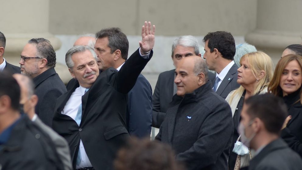 Alberto Fernández en su caminata desde la Casa Rosada hasta la Catedral