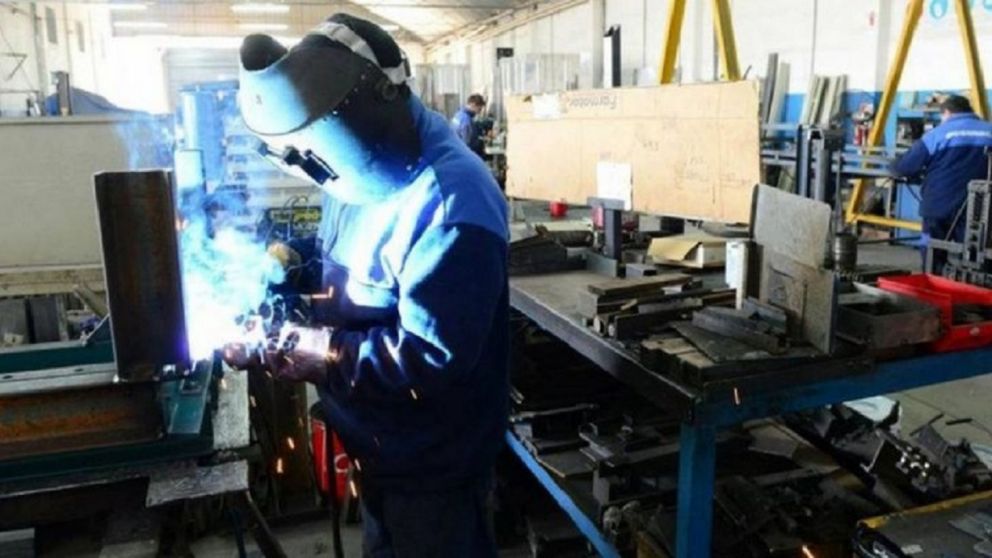 Durante febrero, la utilización de la capacidad instalada fue de 64,3%, una mejora de 6 puntos respecto al 2021