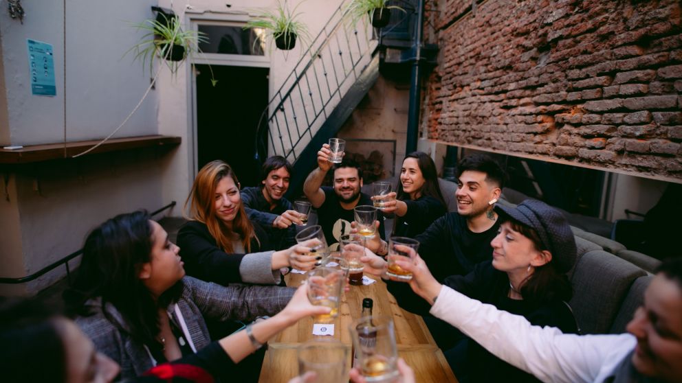 Bares como 878 buscan acercar a las personas al whisky desde la diversidad