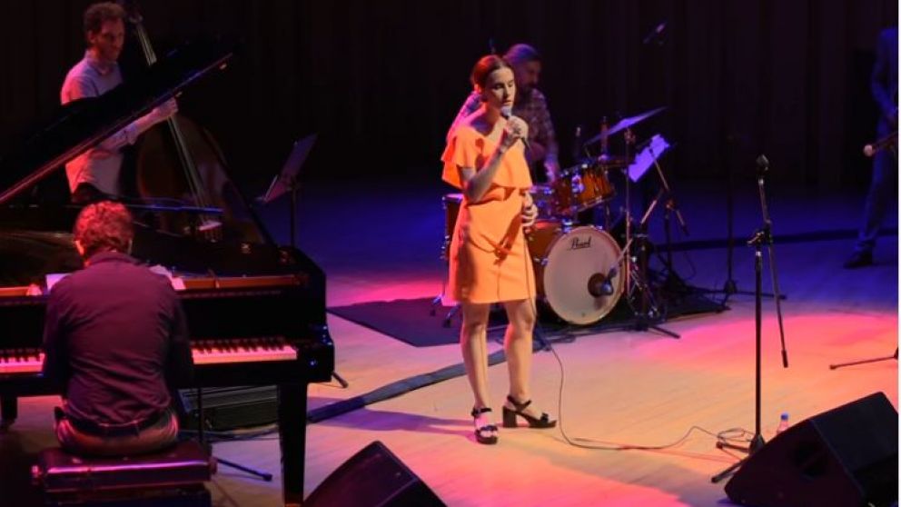 Julia y su banda sobrevuelan buena parte de los standards que Ellington y Strayhorn